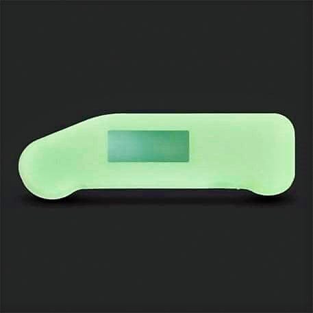Una custodia in silicone Thermapen®-Glow In The Dark con magneti, di Thermometer.fr, su un'auto verde con una luce verde sopra.