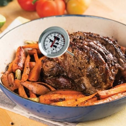 Un Thermomètre à viande - Thermomètre à rôtir la viande de Thermometre.fr dans une poêle avec des carottes et des pommes de terre.