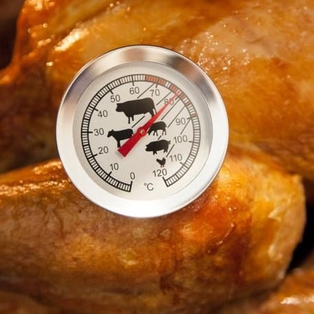 Un termometro per carne: il termometro per arrostire la carne di Thermometer.fr viene posizionato su un pollo arrosto.
