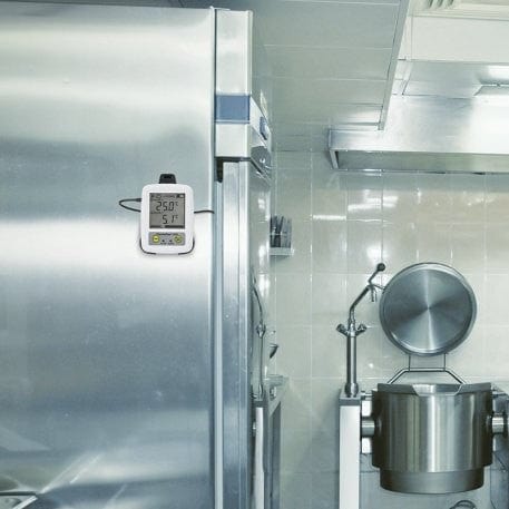 une cuisine en inox avec un Thermomètre enregistreur Wifi - thermistance à deux canaux de Thermometre.fr fixé au mur.