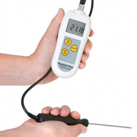 une personne titulaire d'un Thermomètre haute précision Precision Plus avec certificat UKAS de Thermometre.fr.